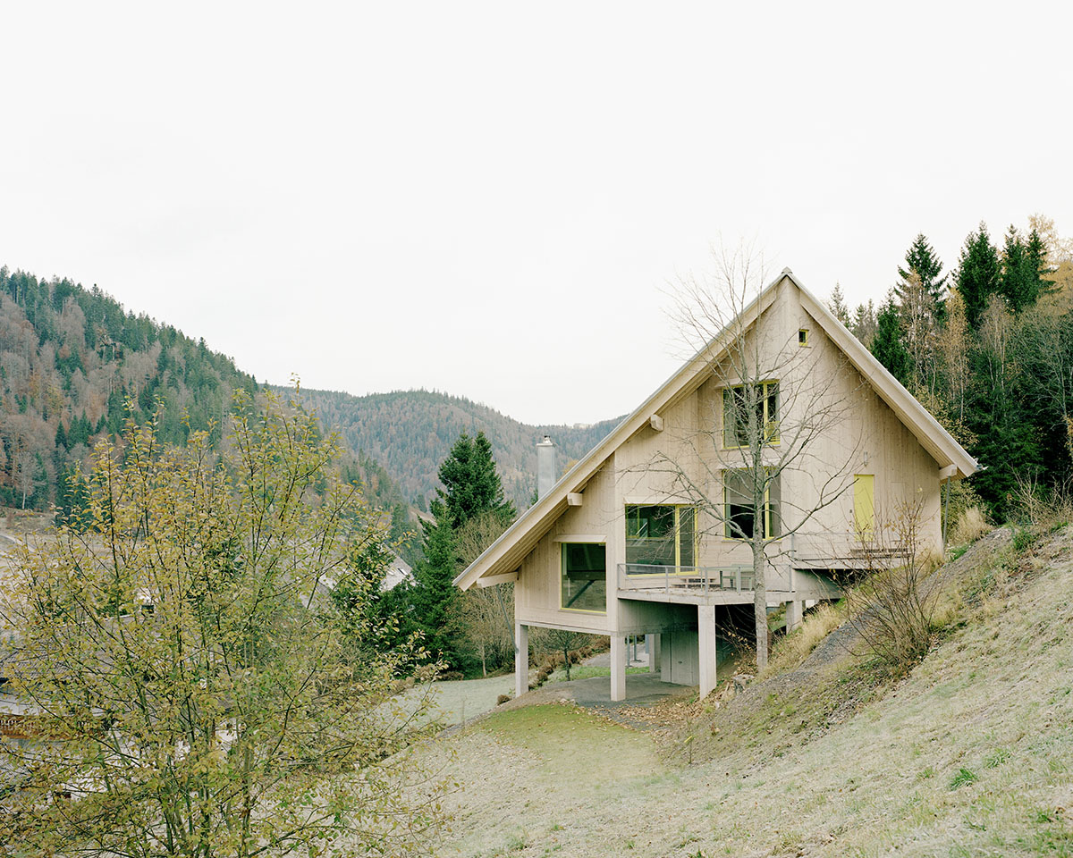 Large timber protrusions define holiday home designed by Amunt on a hillside in Germany
