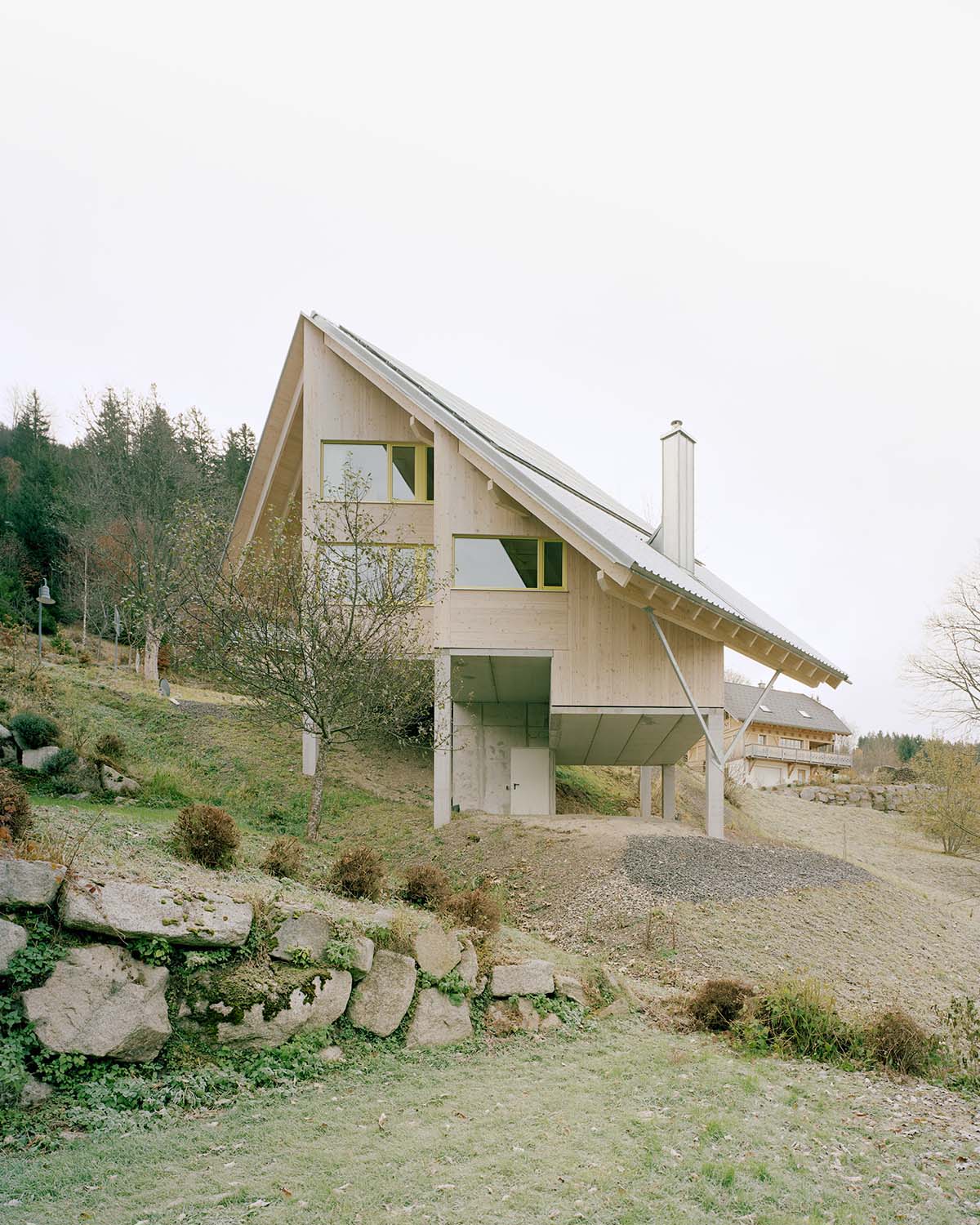 Большие деревянные выступы определяют дом для отдыха, спроектированный Амунтом на склоне холма в Германии. 