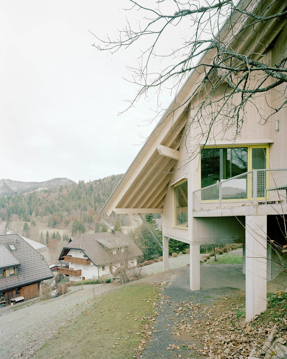 Большие деревянные выступы определяют дом для отдыха, спроектированный Амунтом на склоне холма в Германии. 