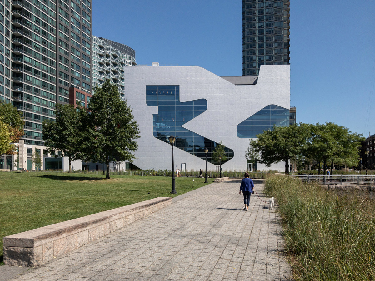 Steven Holl Architects completes Hunters Point Library with flowing sculpted cuts in New York