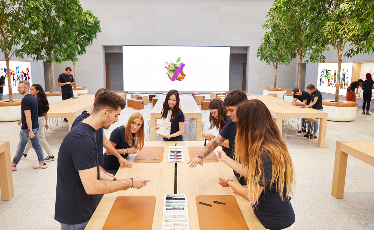 Foster+Partners adds dramatic glass fountain to its new Apple Store in Milan