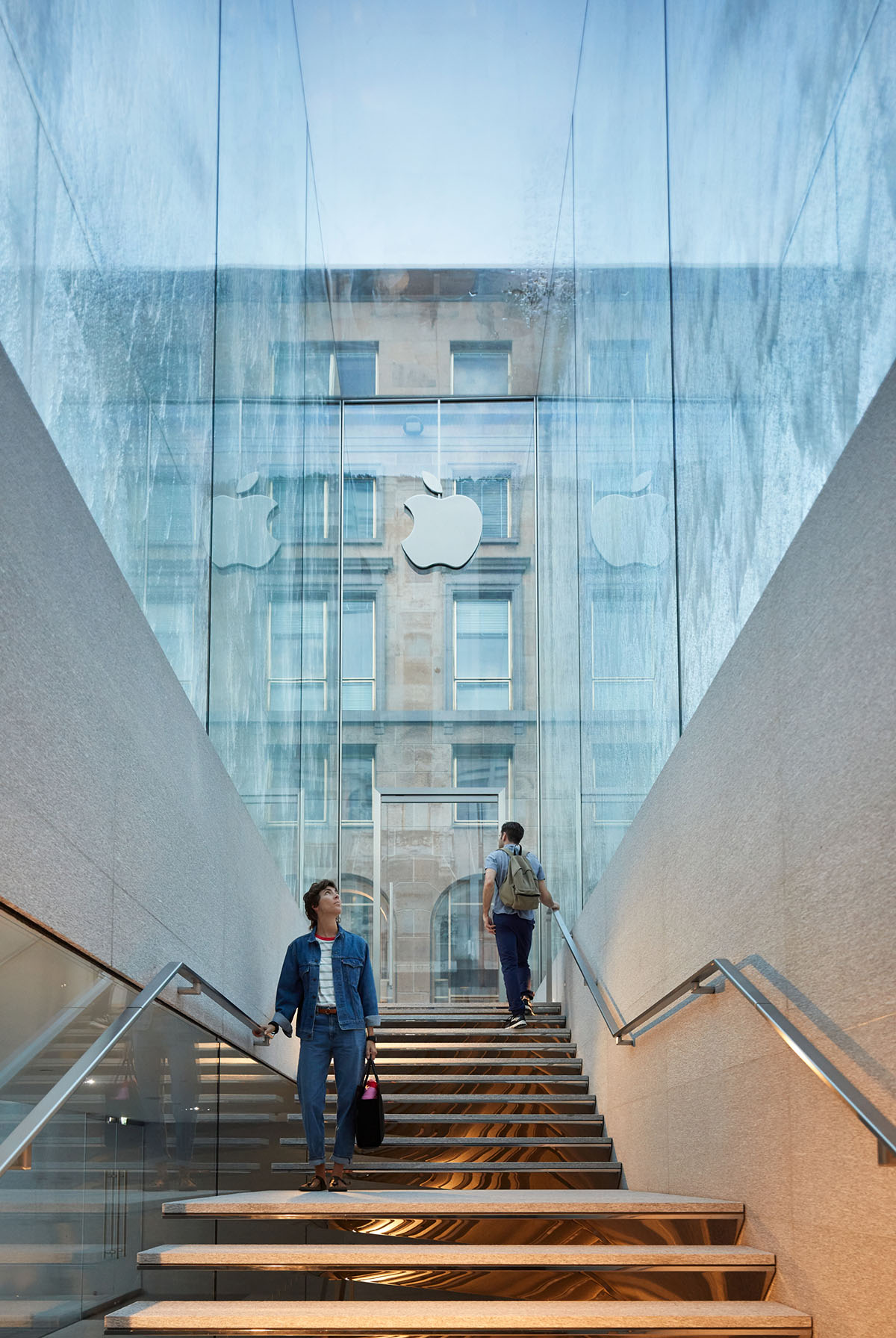 Foster+Partners adds dramatic glass fountain to its new Apple Store in Milan