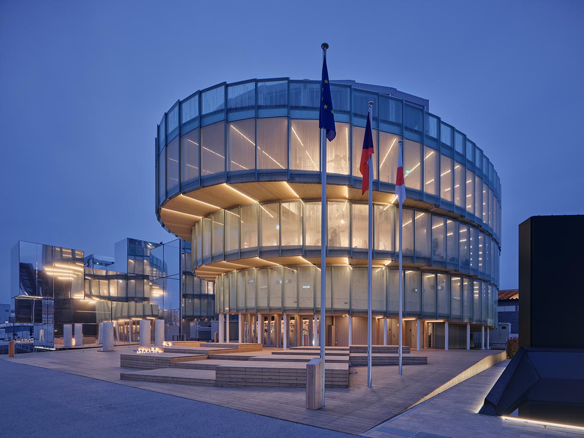 Rotating glass and wooden volumes reflect energy and continuous development at the Czech Pavilion 
