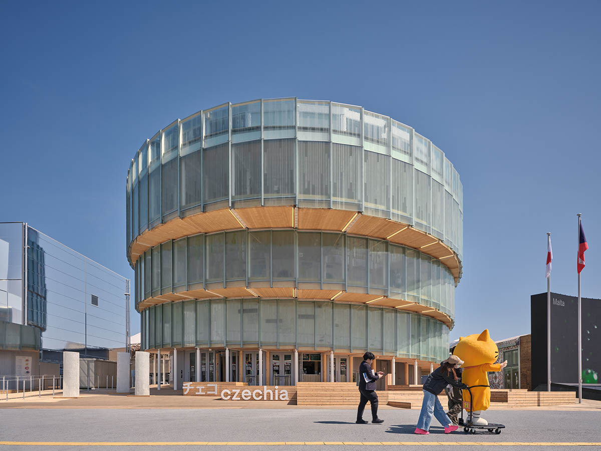 Rotating glass and wooden volumes reflect energy and continuous development at the Czech Pavilion 
