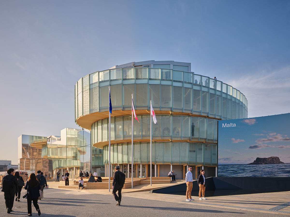 Rotating glass and wooden volumes reflect energy and continuous development at the Czech Pavilion 