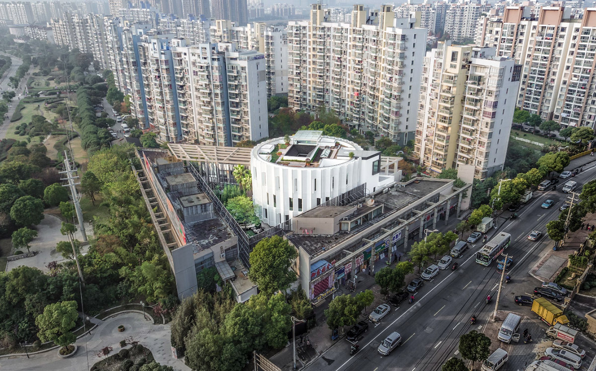 An Art Museum veiled by pleated aluminium panels creates mysticism between inside and outside