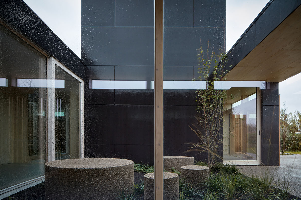 ARCHEKTA and Ark-shelter built healthcare center evoking