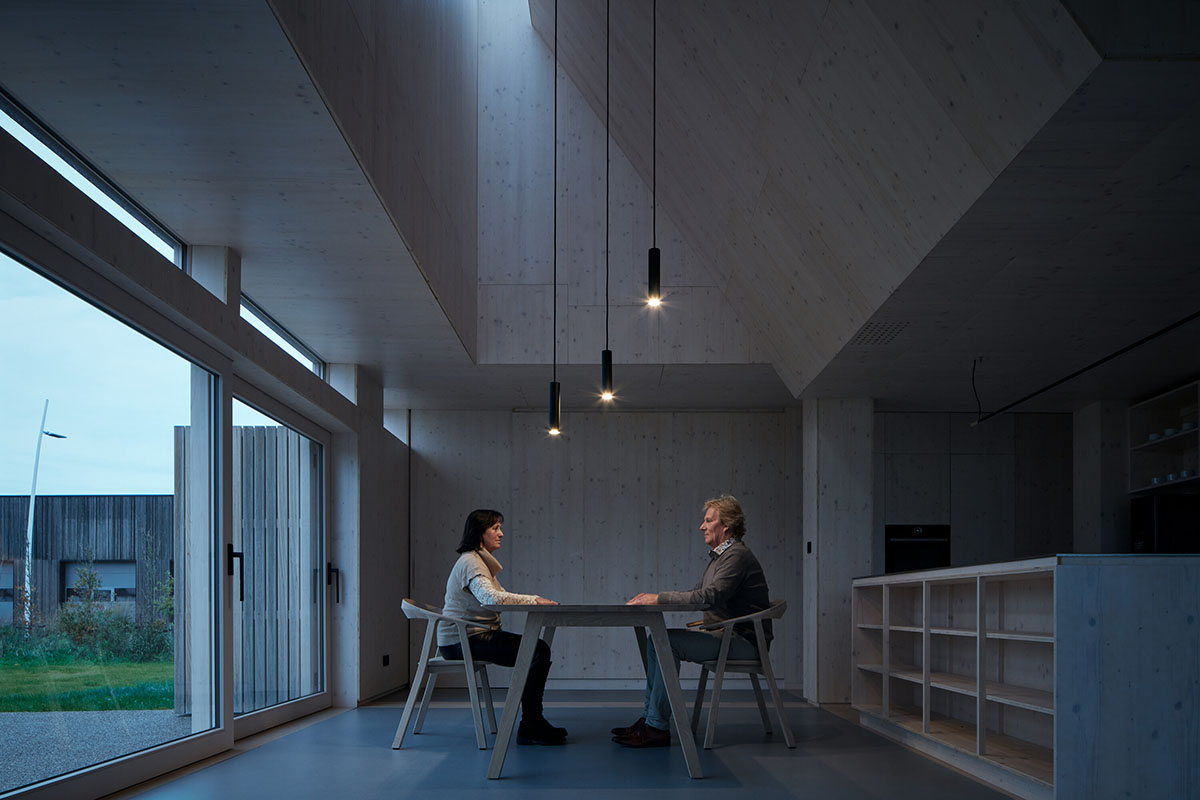 ARCHEKTA and Ark-shelter built healthcare center evoking