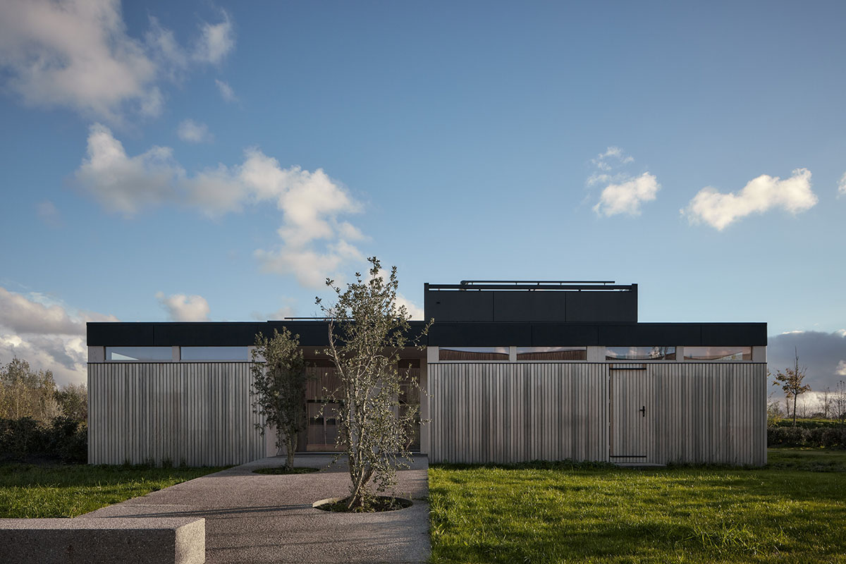 ARCHEKTA and Ark-shelter built healthcare center evoking