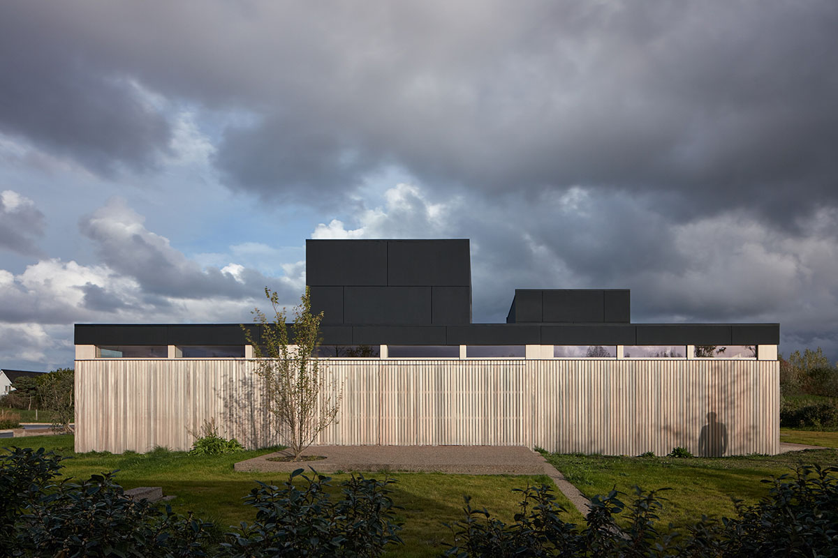 ARCHEKTA and Ark-shelter built healthcare center evoking