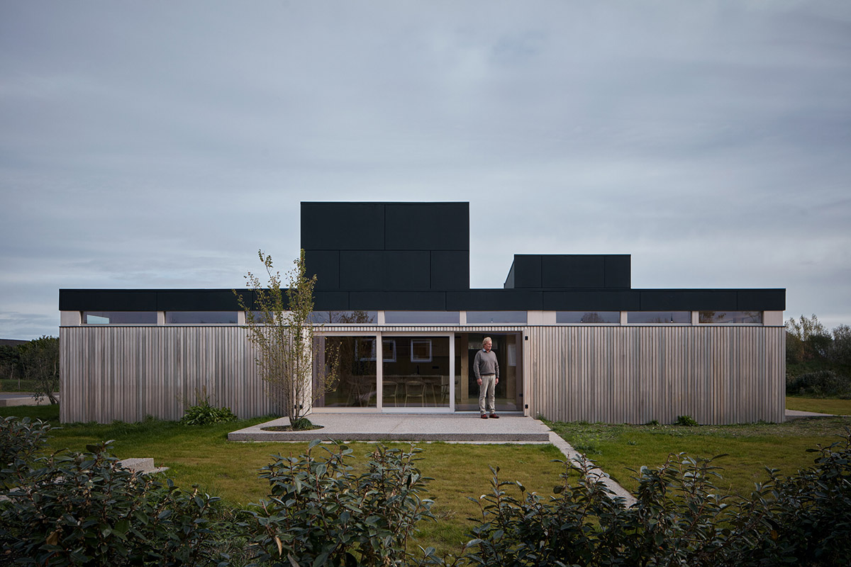 ARCHEKTA and Ark-shelter built healthcare center evoking