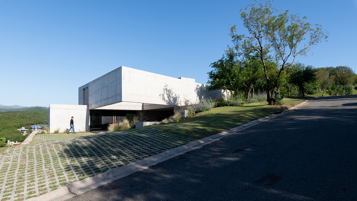 bp.arquitectura completes private residence on the mountain ranges of the Punilla Valley