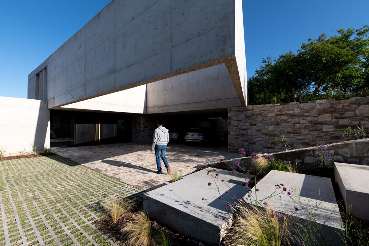bp.arquitectura completes private residence on the mountain ranges of the Punilla Valley