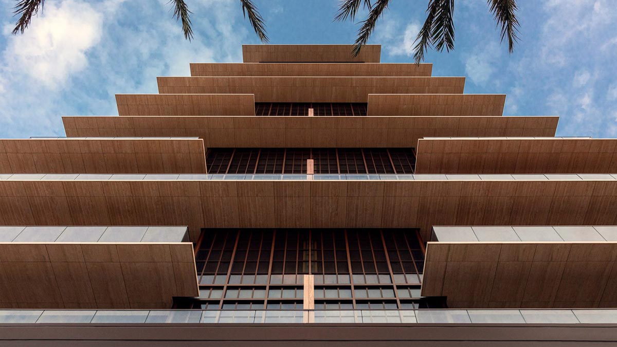 Antonio Citterio Patricia Viel built new condominium that features extruded horizontal terraces