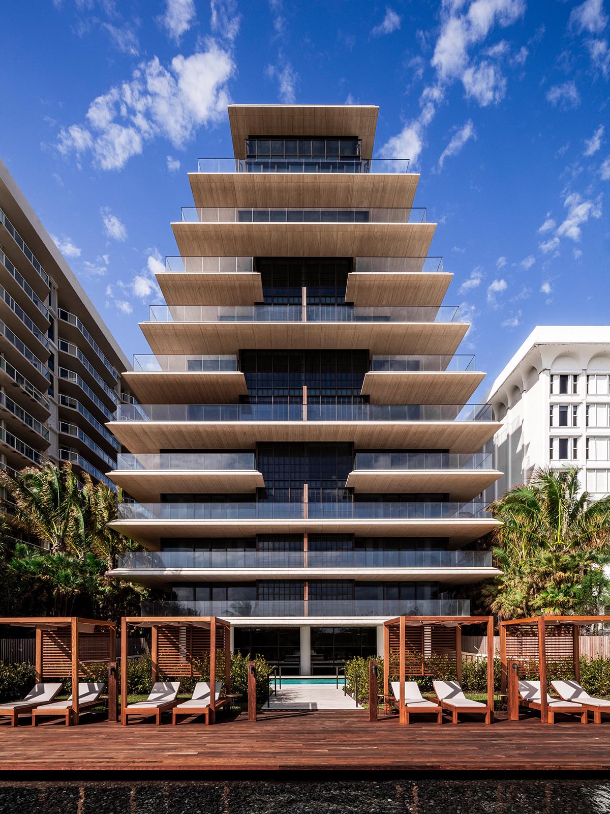 Antonio Citterio Patricia Viel built new condominium that features extruded horizontal terraces