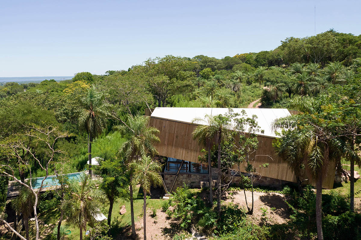 Javier Corval&aacute;n + Laboratorio de Arquitectura designs periscope-like house in Paraguay 