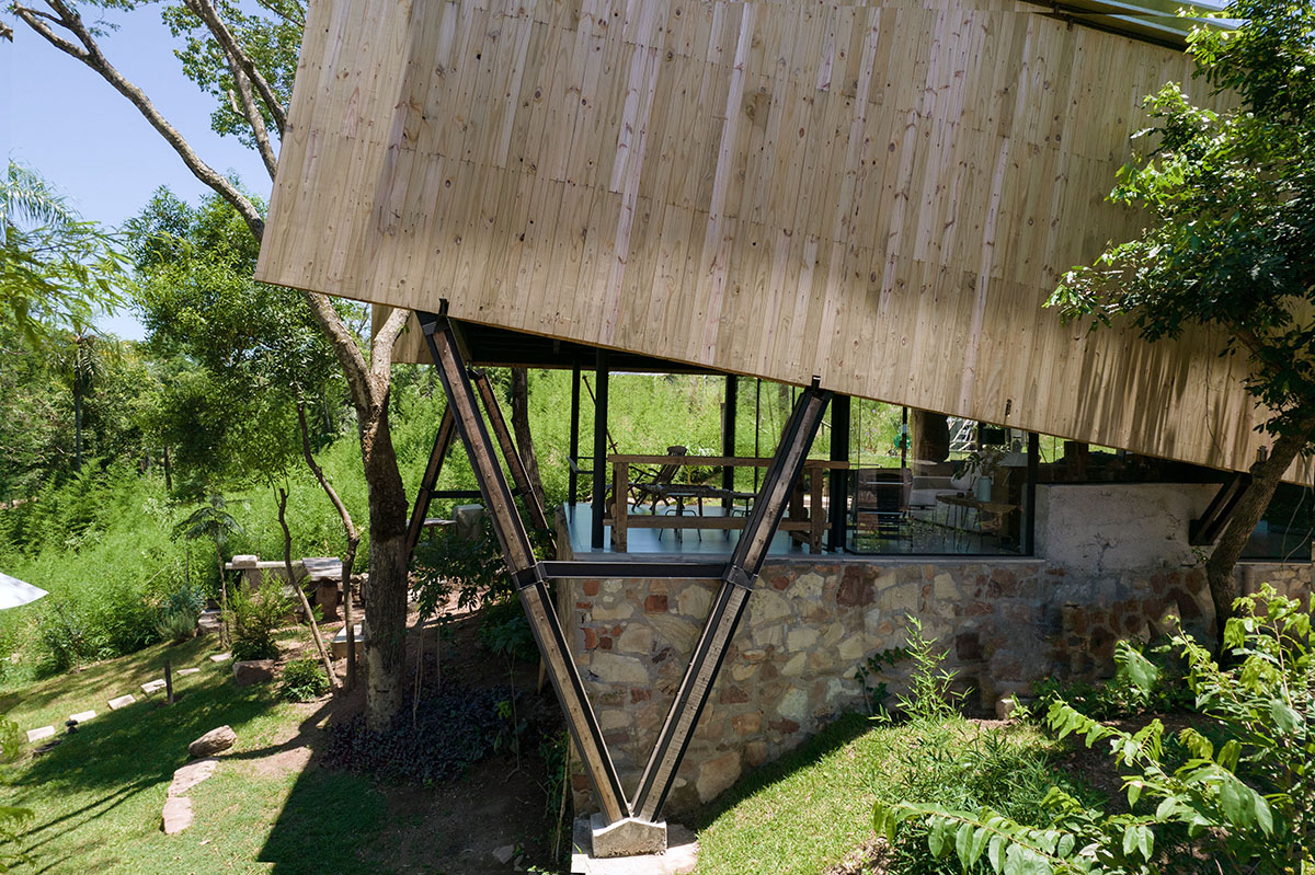 Javier Corval&aacute;n + Laboratorio de Arquitectura designs periscope-like house in Paraguay 