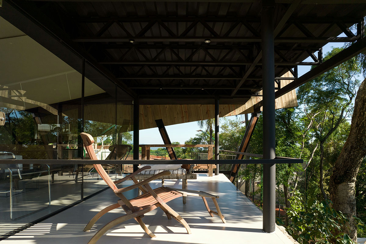 Javier Corval&aacute;n + Laboratorio de Arquitectura designs periscope-like house in Paraguay 