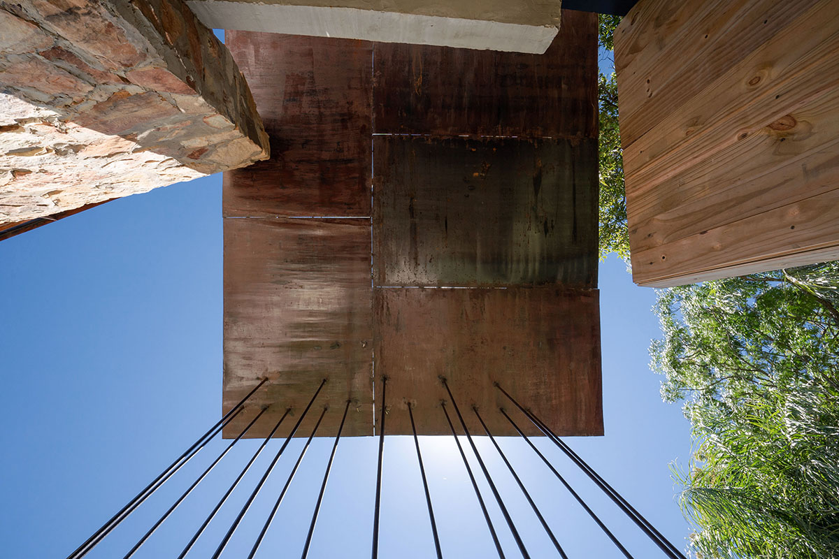 Javier Corval&aacute;n + Laboratorio de Arquitectura designs periscope-like house in Paraguay 