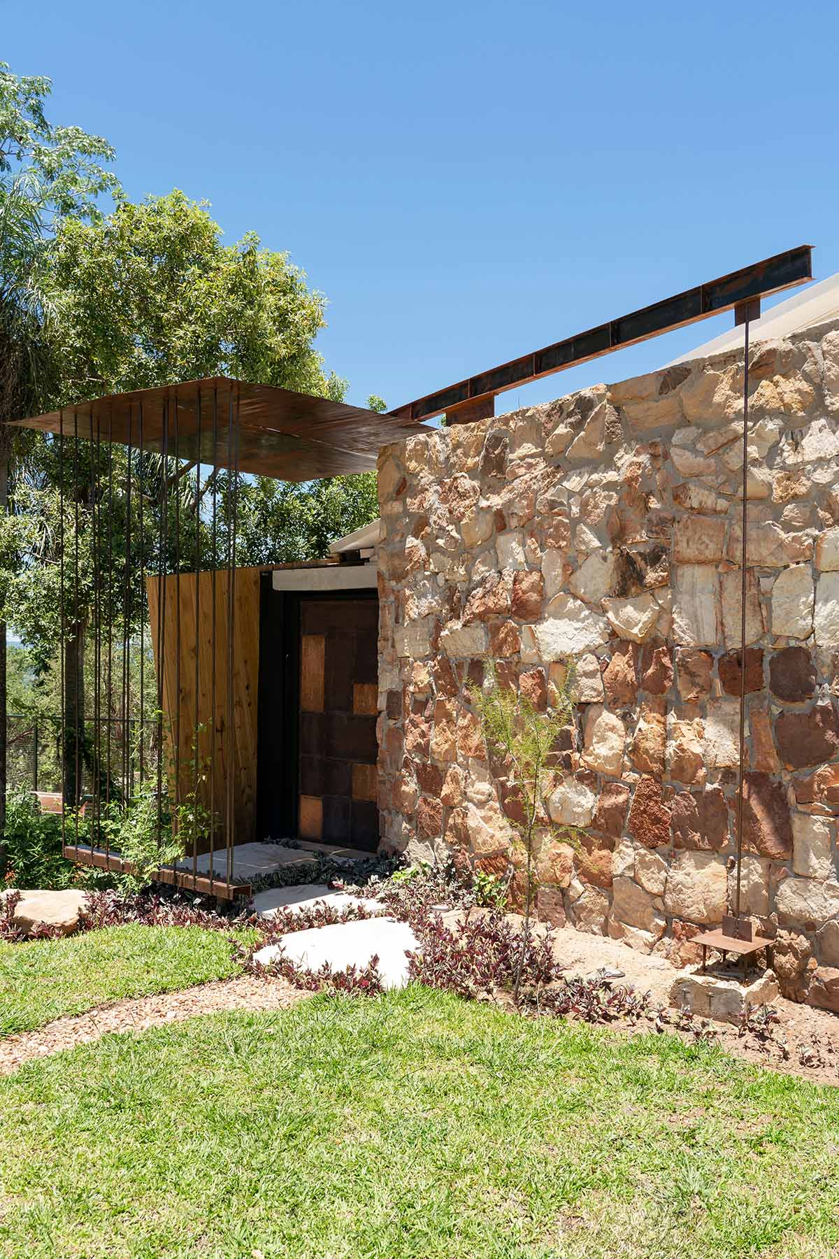 Javier Corval&aacute;n + Laboratorio de Arquitectura designs periscope-like house in Paraguay 