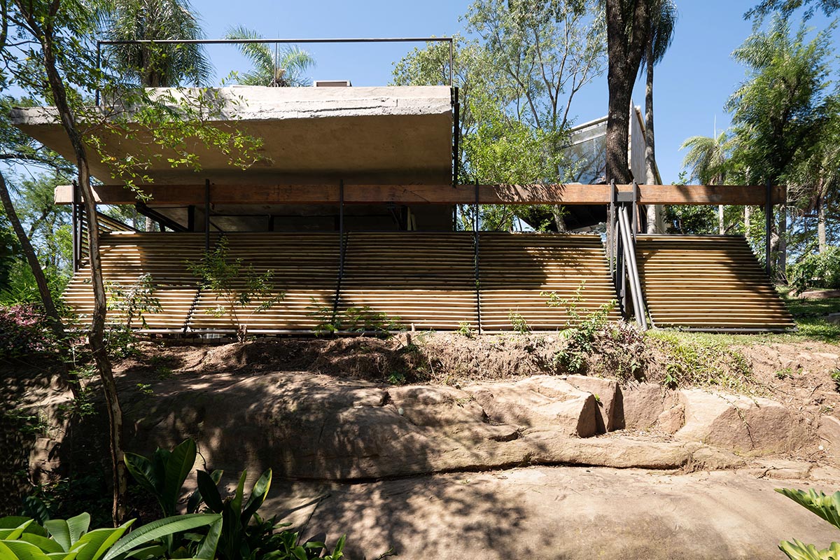 Javier Corval&aacute;n + Laboratorio de Arquitectura designs periscope-like house in Paraguay 
