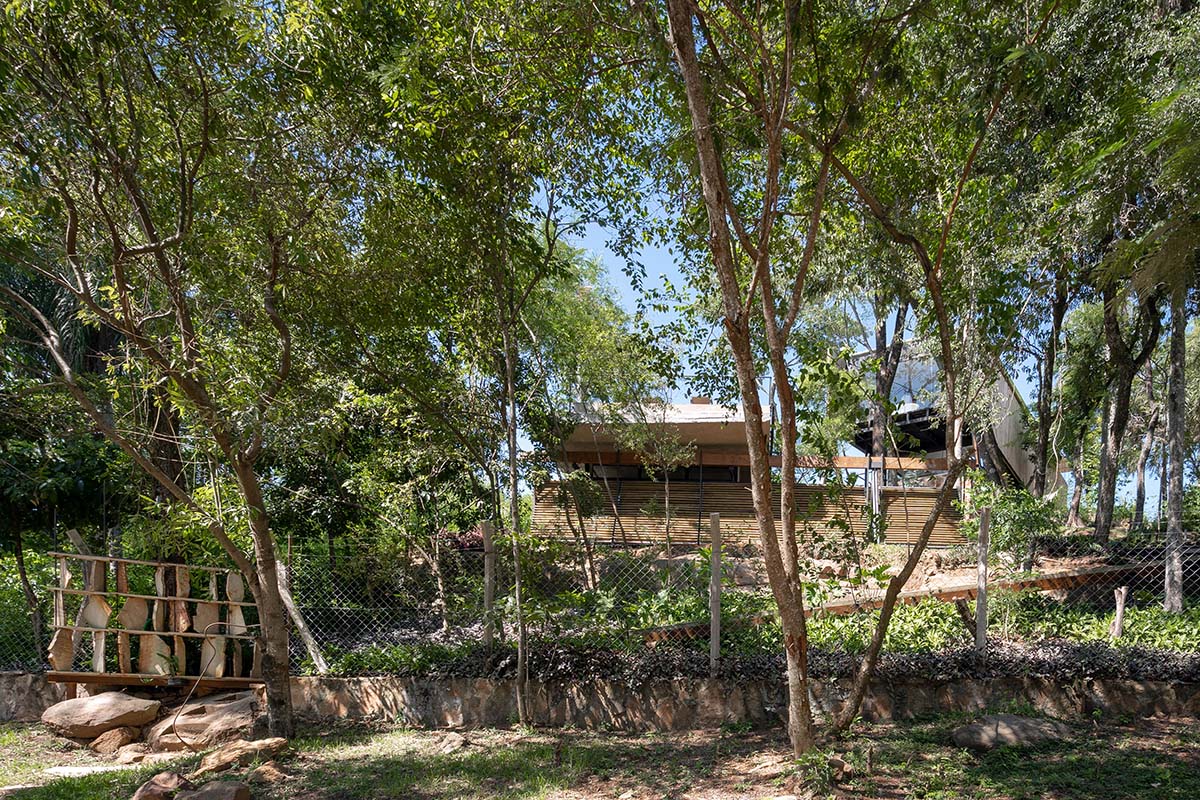 Javier Corval&aacute;n + Laboratorio de Arquitectura designs periscope-like house in Paraguay 