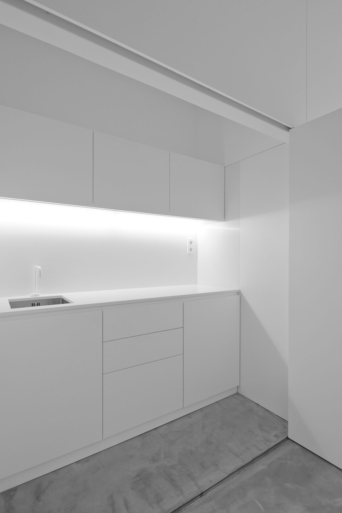 Paulo Santa Cruz completes Atelier Z, a small functional workspace in Porto