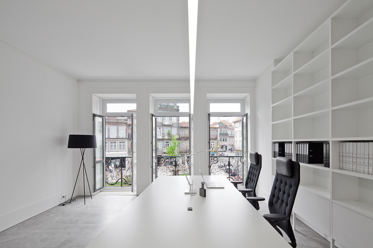 Paulo Santa Cruz completes Atelier Z, a small functional workspace in Porto