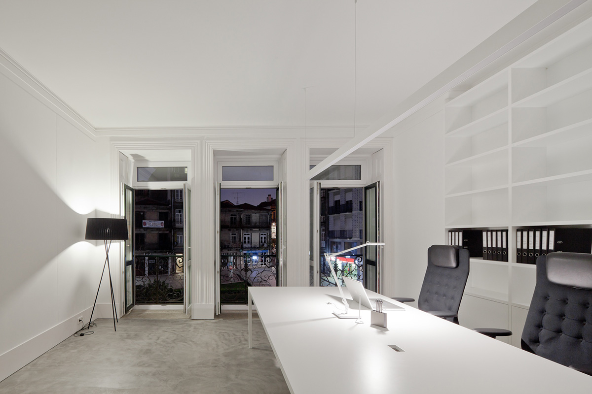 Paulo Santa Cruz completes Atelier Z, a small functional workspace in Porto