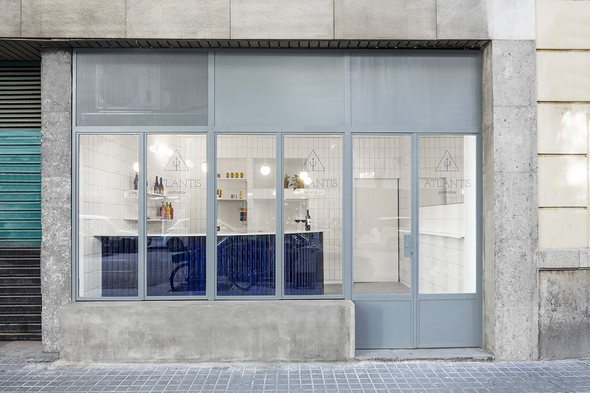 Arantxa Manrique Arquitectes completes Atlantis Gastrobar with white and pure interior space