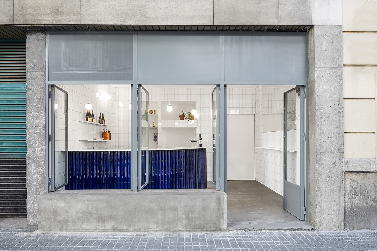Arantxa Manrique Arquitectes completes Atlantis Gastrobar with white and pure interior space