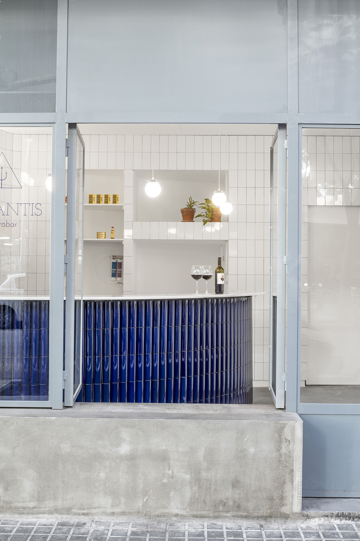 Arantxa Manrique Arquitectes completes Atlantis Gastrobar with white and pure interior space