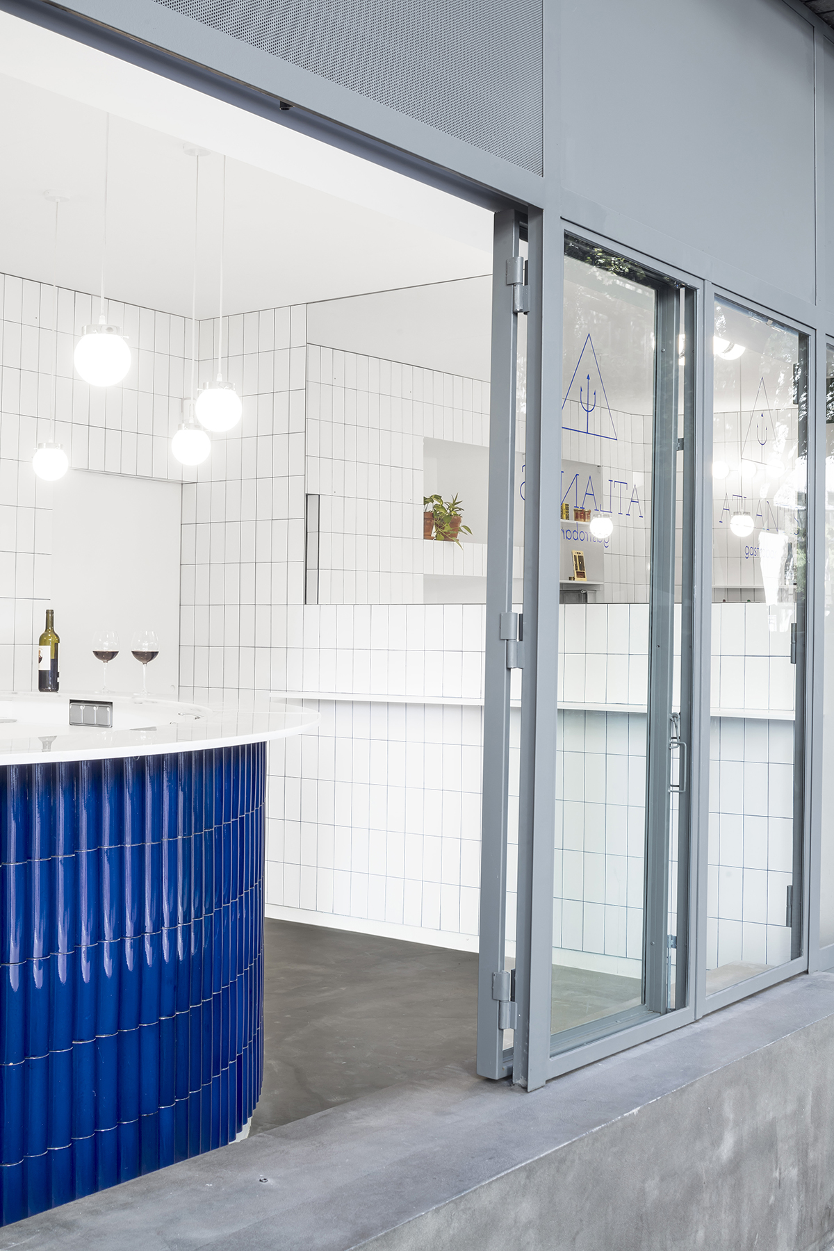 Arantxa Manrique Arquitectes completes Atlantis Gastrobar with white and pure interior space