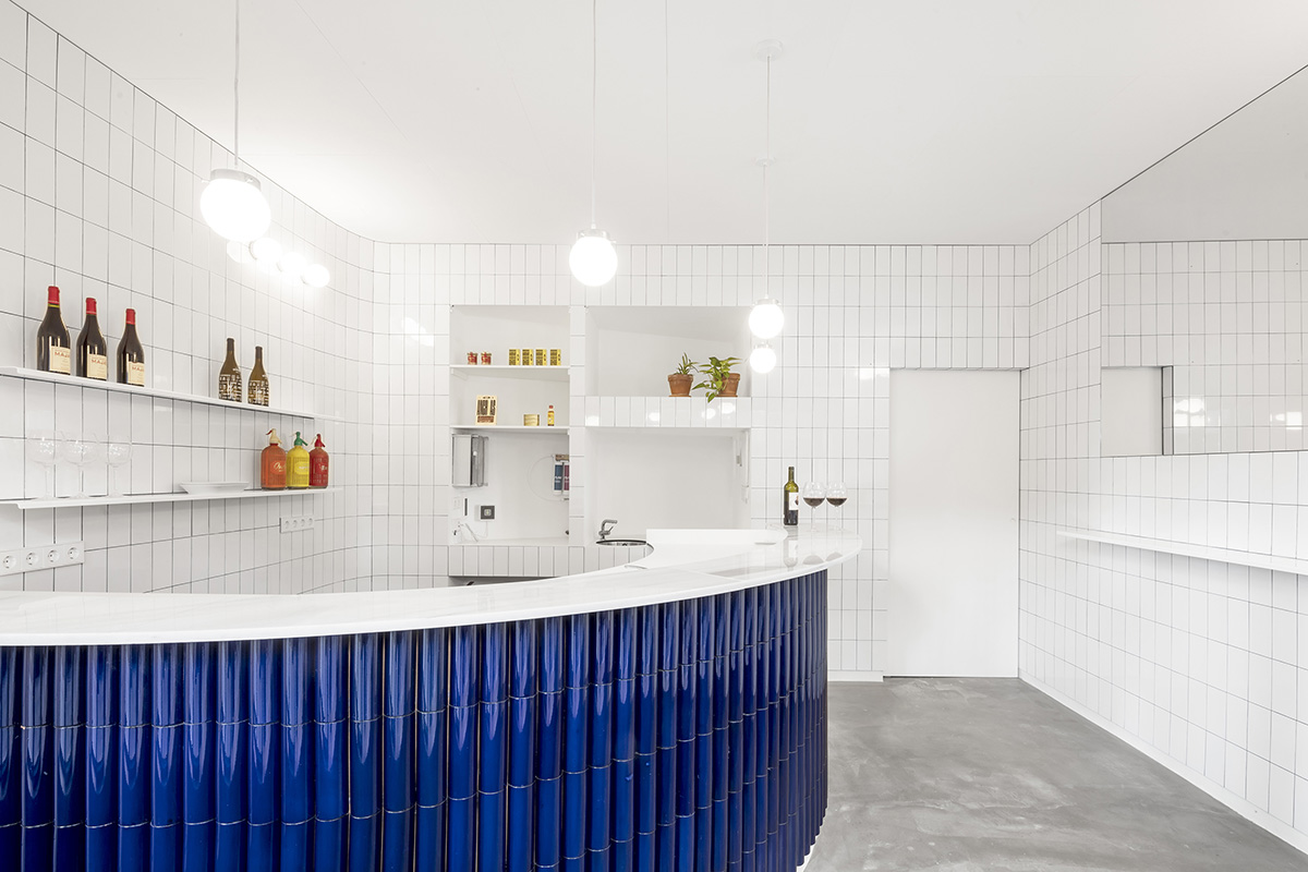 Arantxa Manrique Arquitectes completes Atlantis Gastrobar with white and pure interior space