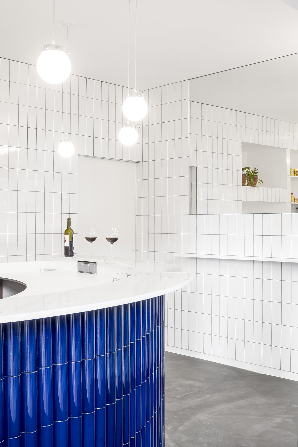 Arantxa Manrique Arquitectes completes Atlantis Gastrobar with white and pure interior space