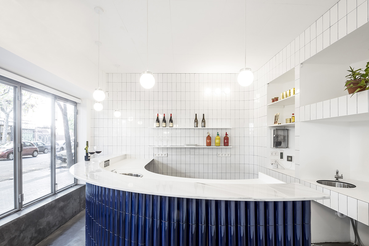 Arantxa Manrique Arquitectes completes Atlantis Gastrobar with white and pure interior space