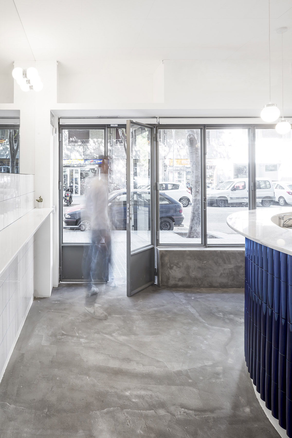 Arantxa Manrique Arquitectes completes Atlantis Gastrobar with white and pure interior space