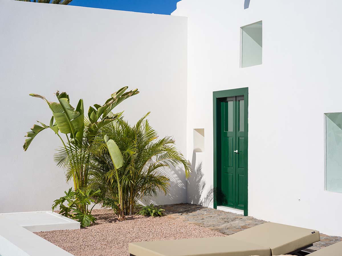 Néstor Pérez Batista converts 19th-century house into rental units on Canary Islands