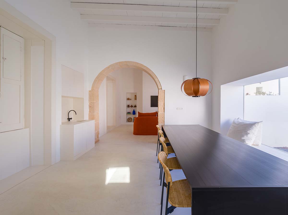 Néstor Pérez Batista converts 19th-century house into rental units on Canary Islands
