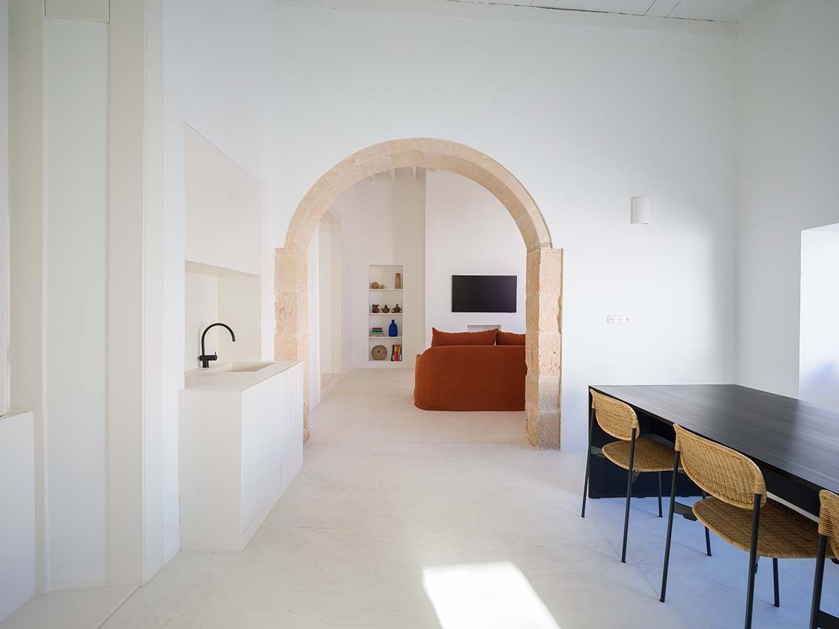 Néstor Pérez Batista converts 19th-century house into rental units on Canary Islands