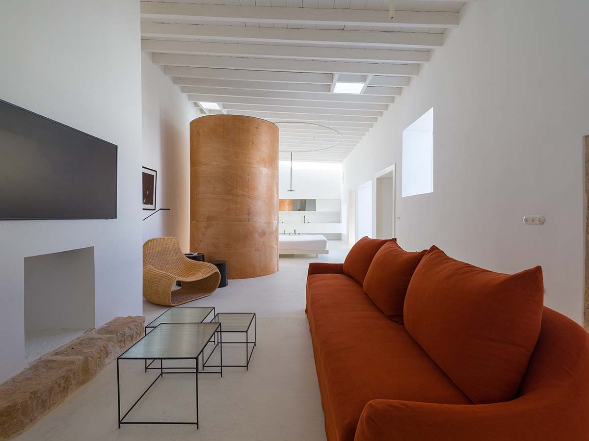 Néstor Pérez Batista converts 19th-century house into rental units on Canary Islands
