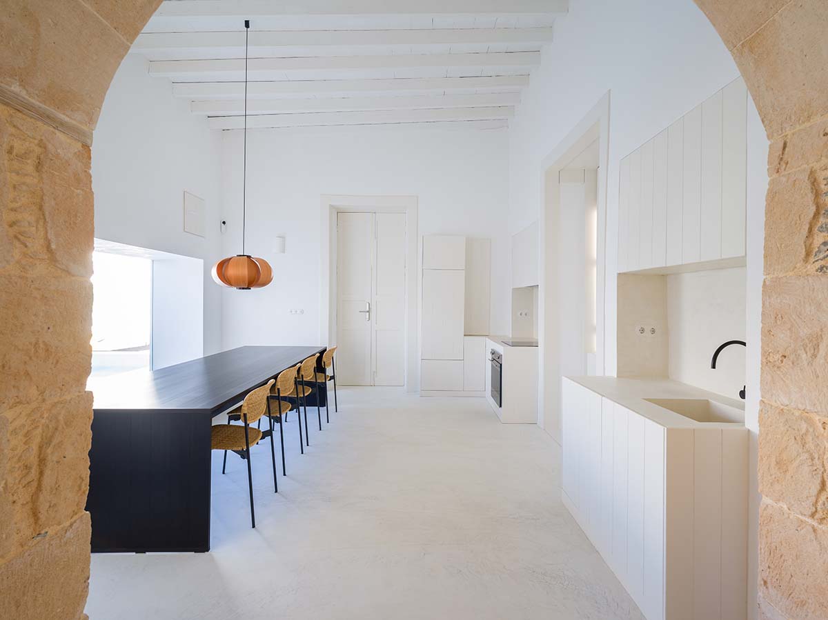 Néstor Pérez Batista converts 19th-century house into rental units on Canary Islands