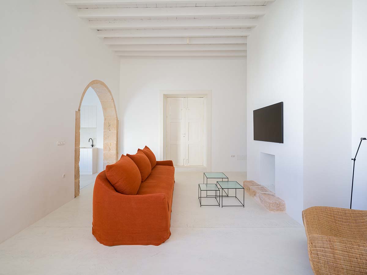Néstor Pérez Batista converts 19th-century house into rental units on Canary Islands