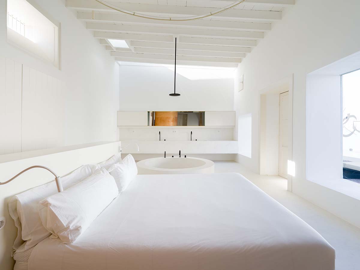 Néstor Pérez Batista converts 19th-century house into rental units on Canary Islands