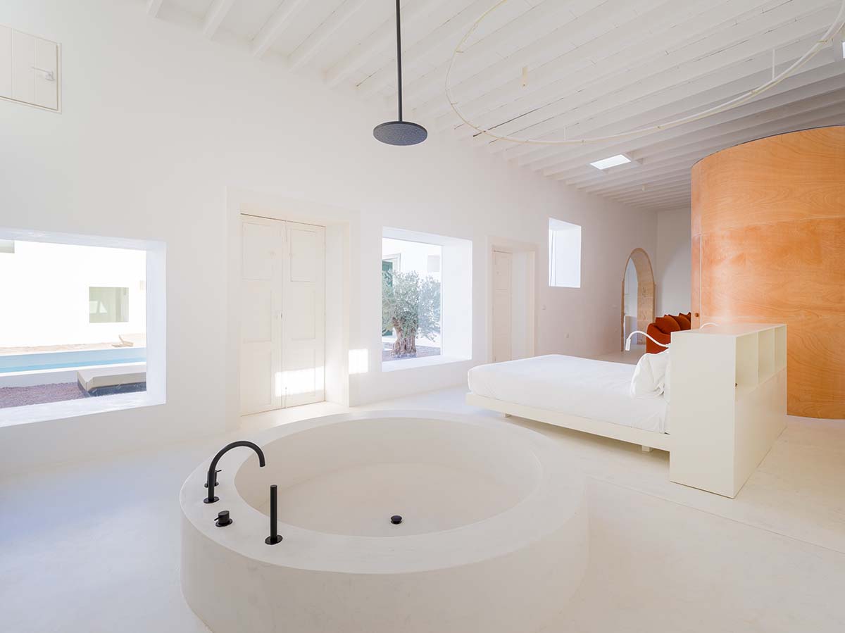 Néstor Pérez Batista converts 19th-century house into rental units on Canary Islands