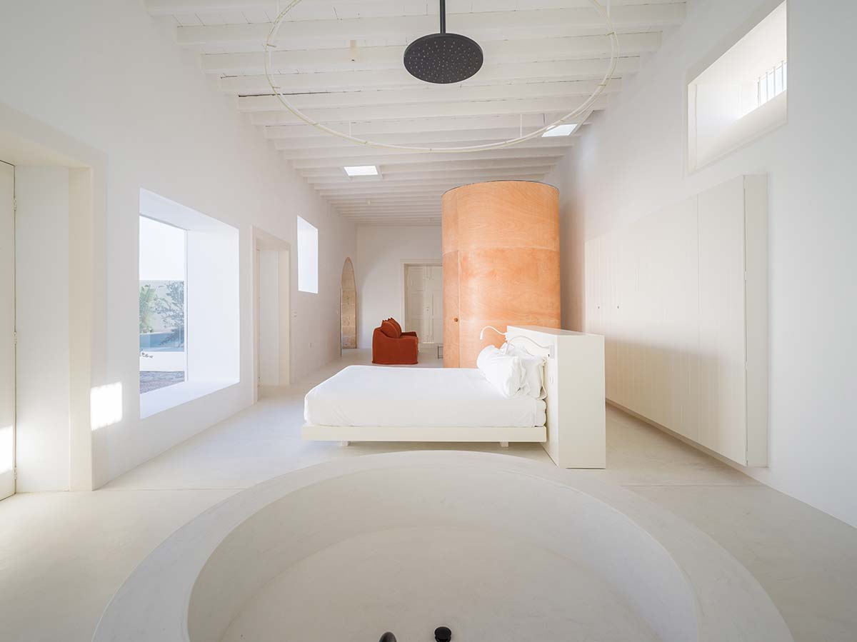 Néstor Pérez Batista converts 19th-century house into rental units on Canary Islands