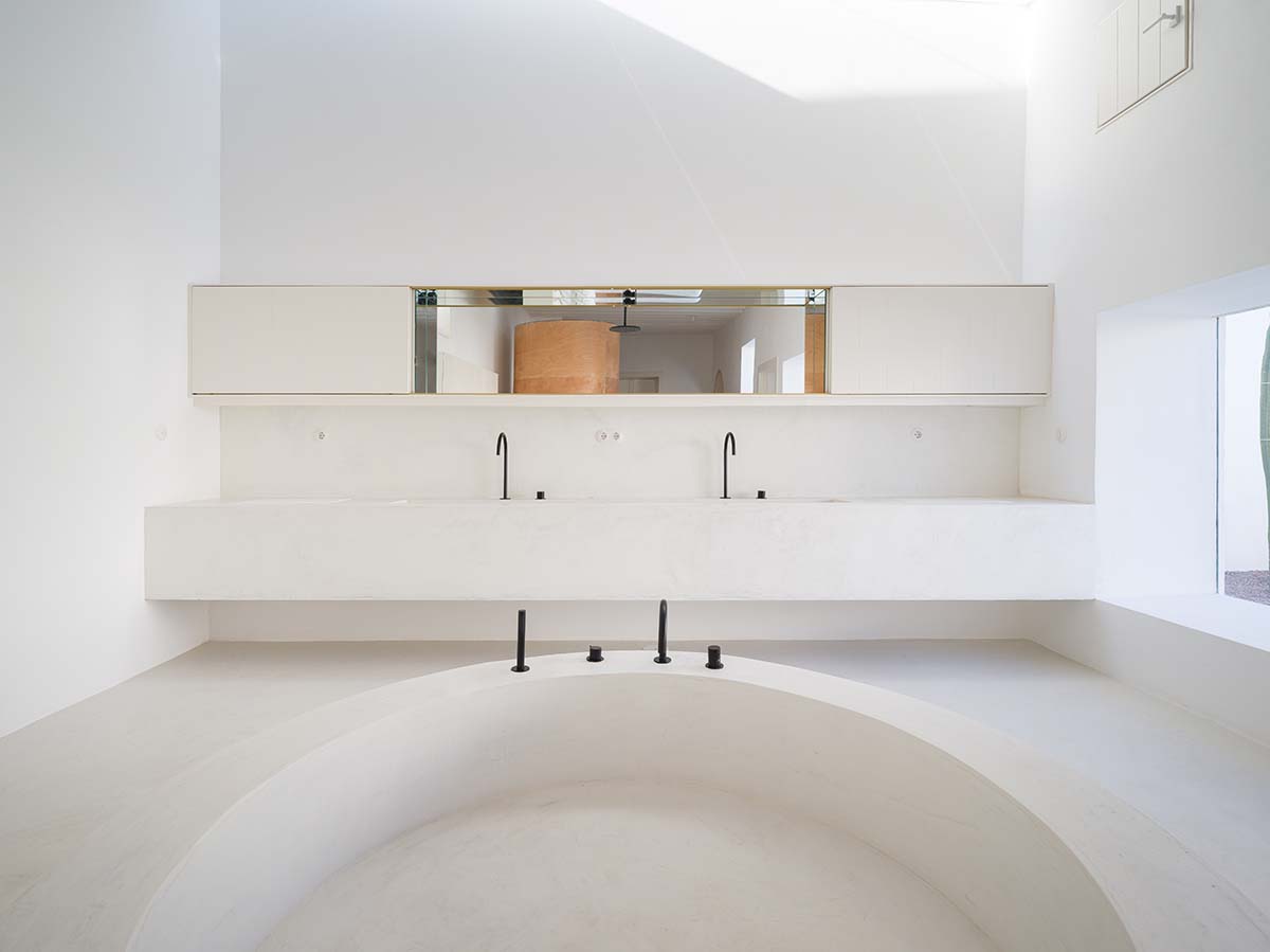 Néstor Pérez Batista converts 19th-century house into rental units on Canary Islands