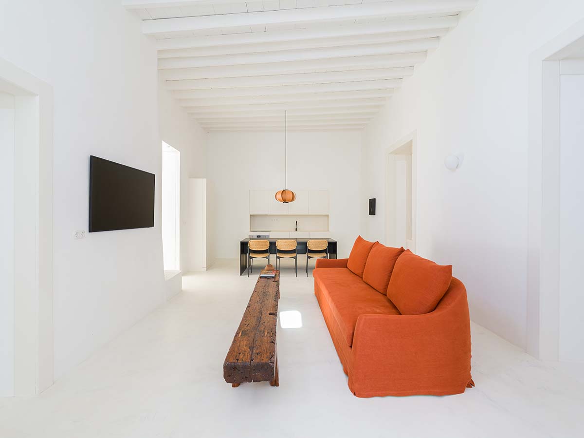Néstor Pérez Batista converts 19th-century house into rental units on Canary Islands