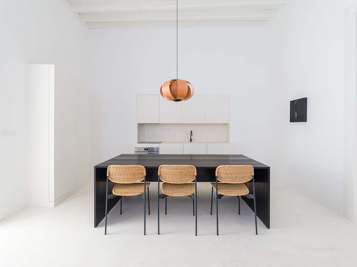 Néstor Pérez Batista converts 19th-century house into rental units on Canary Islands