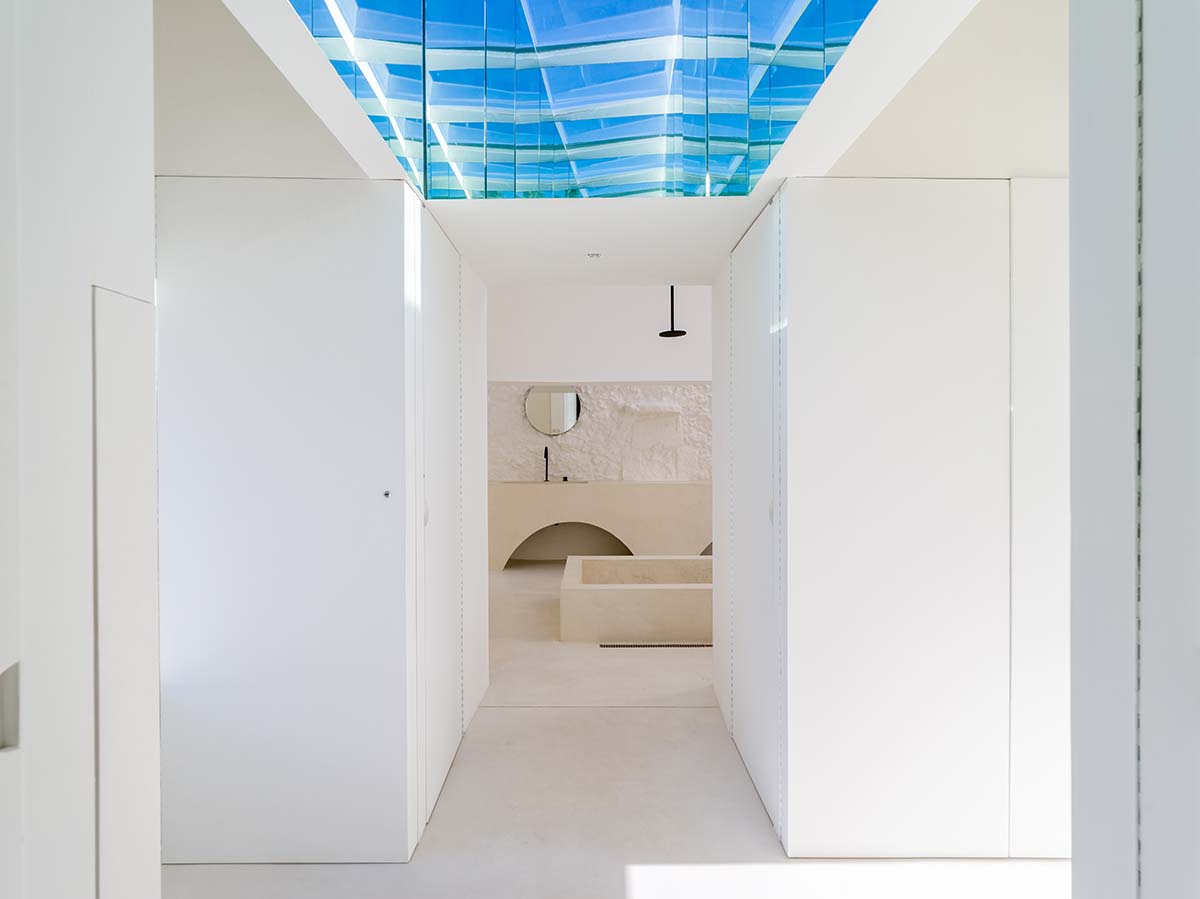 Néstor Pérez Batista converts 19th-century house into rental units on Canary Islands